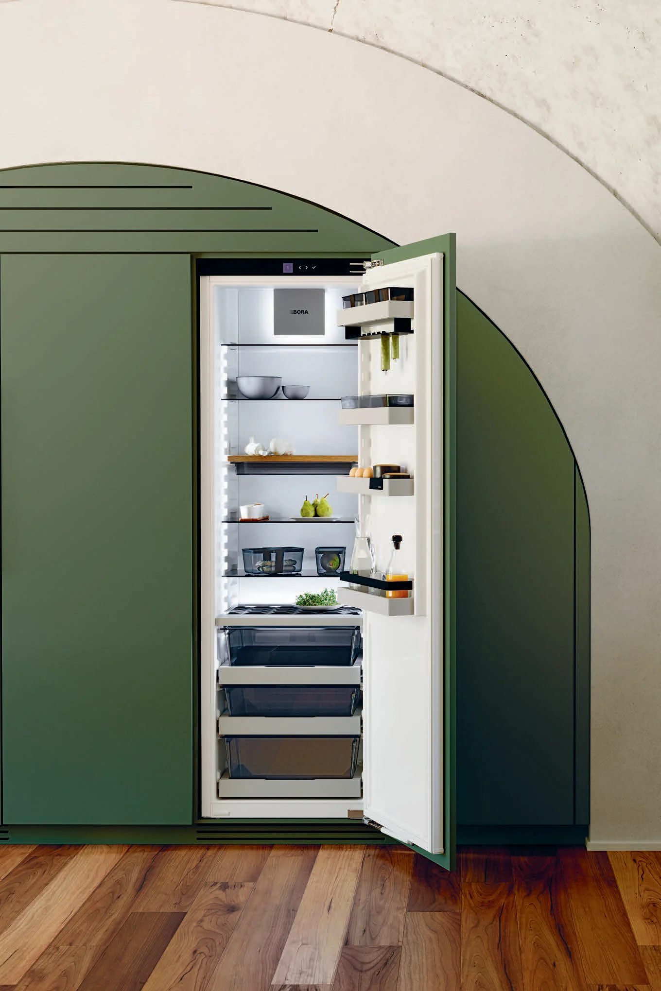 12 BORA Cool frižider u zelenom kuhinjskom ormaru, sa otvorenim vratima i modernim, ergonomski organizovanim prostorom za hlađenje.