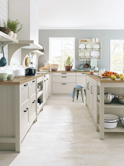 2 Detalj bež Schüller Canto kuhinje ("Shaker" stil), sa otvorenim "Country" policama i prepoznatljivim "žleb i pero" dizajnom na frontovima.