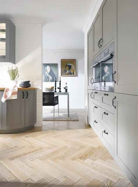 5 Elegantna siva Schüller Canto kuhinja ("Shaker" stil) sa "herringbone" podom, staklenom vitrinom i podignutom rernom.