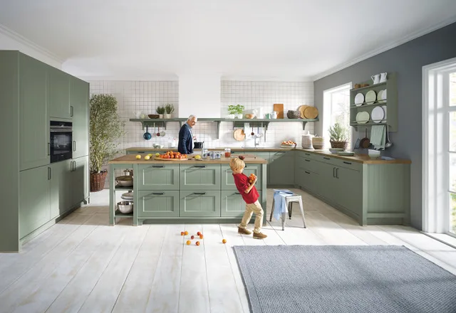 6 Prostrana Schüller Canto kuhinja u zelenoj boji ("satin lak"), sa "Shaker" frontovima, "žleb i pero" detaljima i velikim centralnim ostrvom.