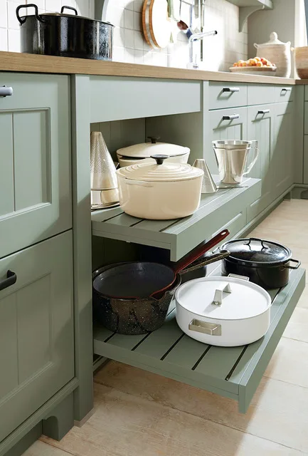 7 Funkcionalne fioke Schüller Canto kuhinje u zelenoj boji, sa "žleb i pero" dizajnom, koje prikazuju rebraste police na izvlačenje za šerpe.