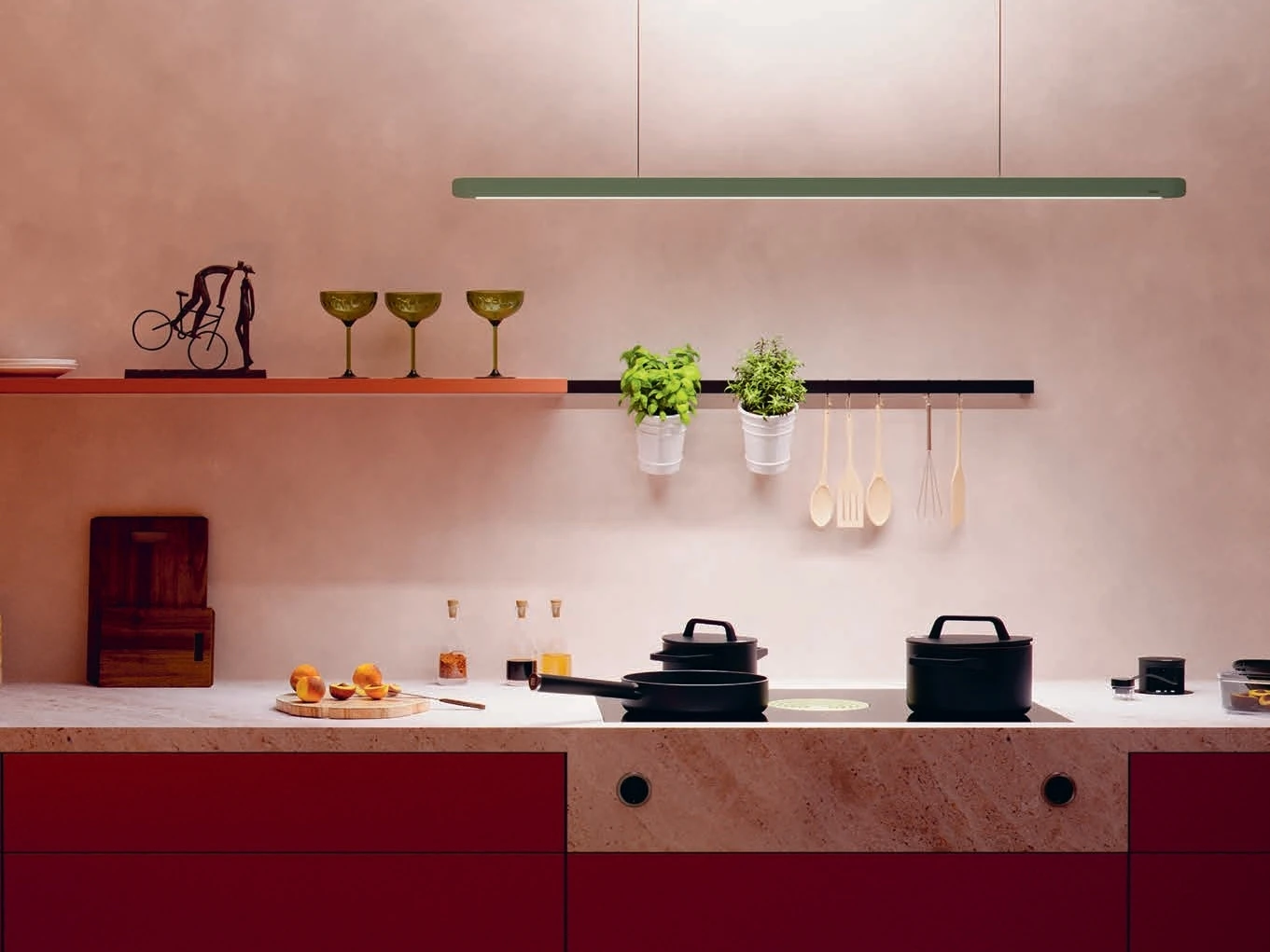 fnn616imzugbqdu9iubr BORA STARS Horizon viseća svetiljka u enterijeru sa crvenim frontovima i biljkama iznad radne ploče – ravnomerno osvetljenje kuhinje.