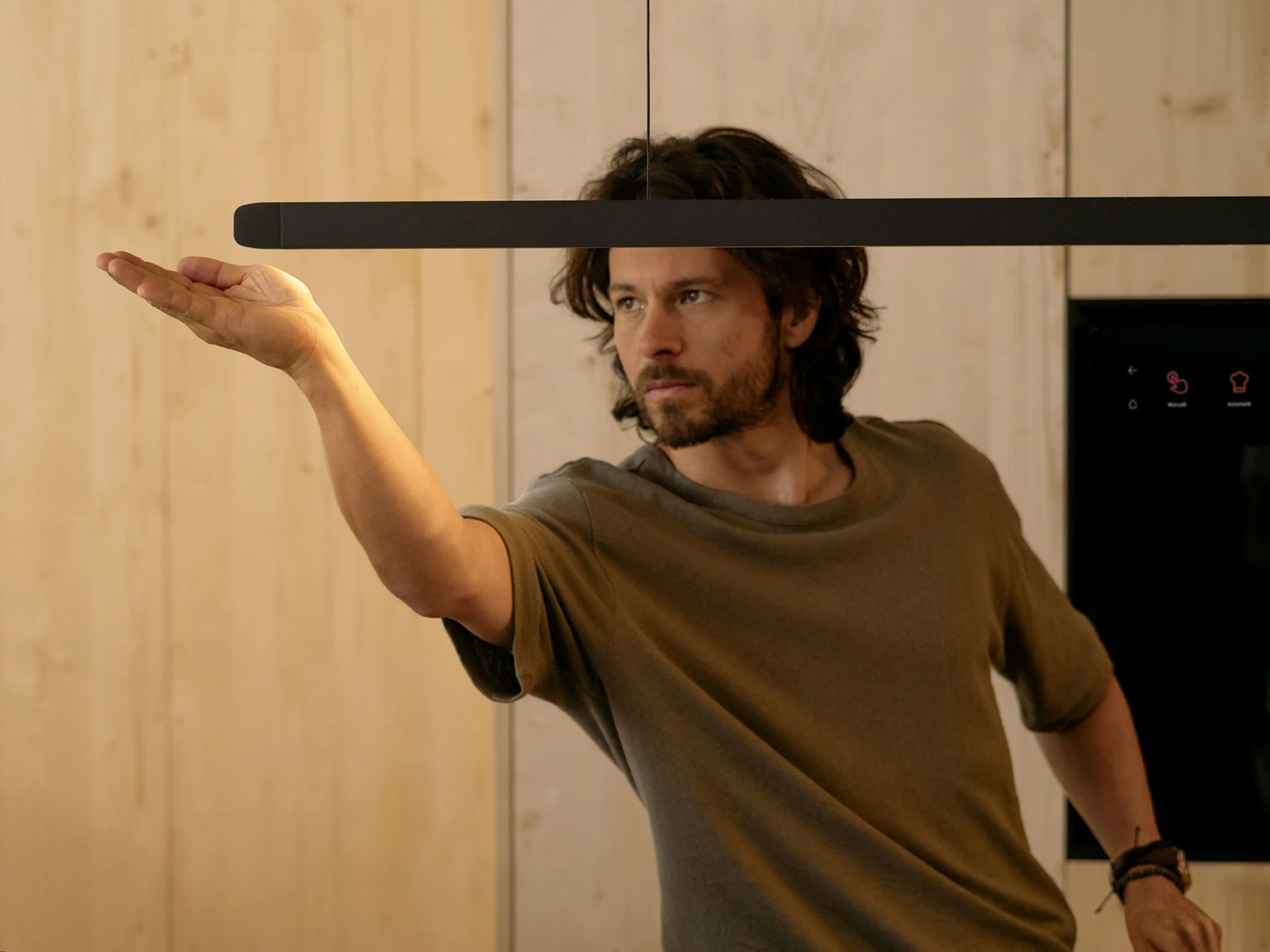 kt8sobfpkl3tlbzt5g6k Muškarac demonstrira gestualnu kontrolu BORA STARS Horizon lampe – podešavanje osvetljenja jednostavnim pokretom ruke.