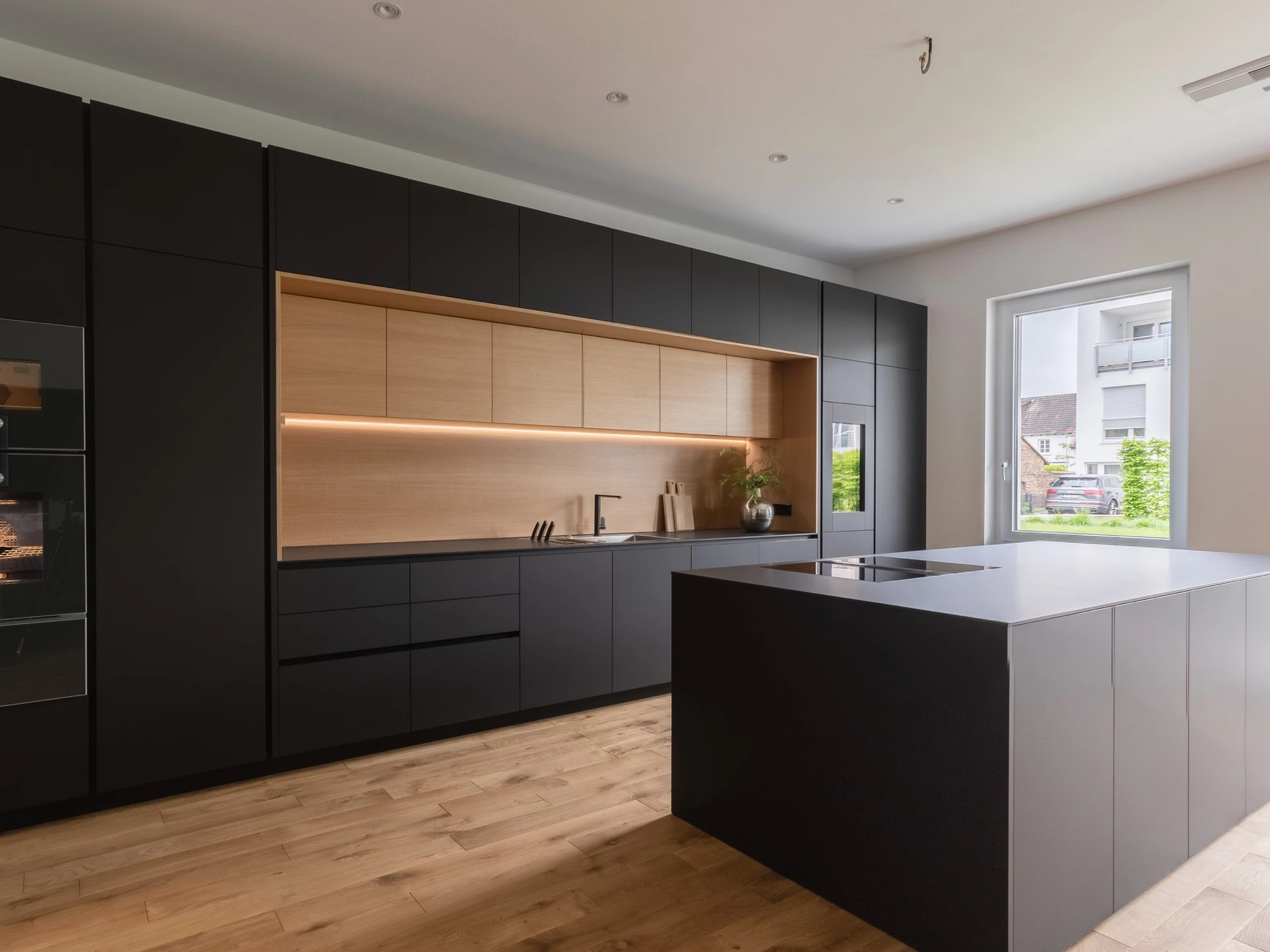 all_black4~-~media–6fad7fe6–query.5d321fdd